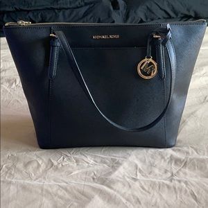 MICHAEL KORS PURSE ! ALMOST BRAND NEW !